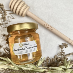 Nederlandse zomerhoning in een pot van de Linde met een Lottea honinglepel