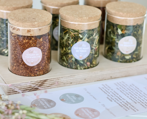 Theeplank deluxe met zes potten verse lottea thee in verschillende smaken