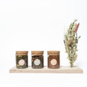 Theeplank deluxe met 3 glazen potten verse Lottea thee, met verschillende smaken thee die je zelf kunt samenstellen