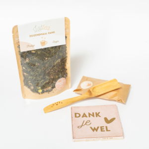 Cadeaupakket duizendmaal dank met een zak verse Lottea thee, een tegeltje en een thee maatlepel.