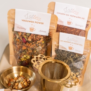 Thee gift set supermam speciaal voor moederdag. Verse Lottea thee in een zak, met theezeefje, tegeltje met power vrouw en thee maatlepel.