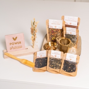 Thee gift set supermam speciaal voor moederdag. Verse Lottea thee in een zak, met theezeefje, tegeltje met power vrouw en thee maatlepel.