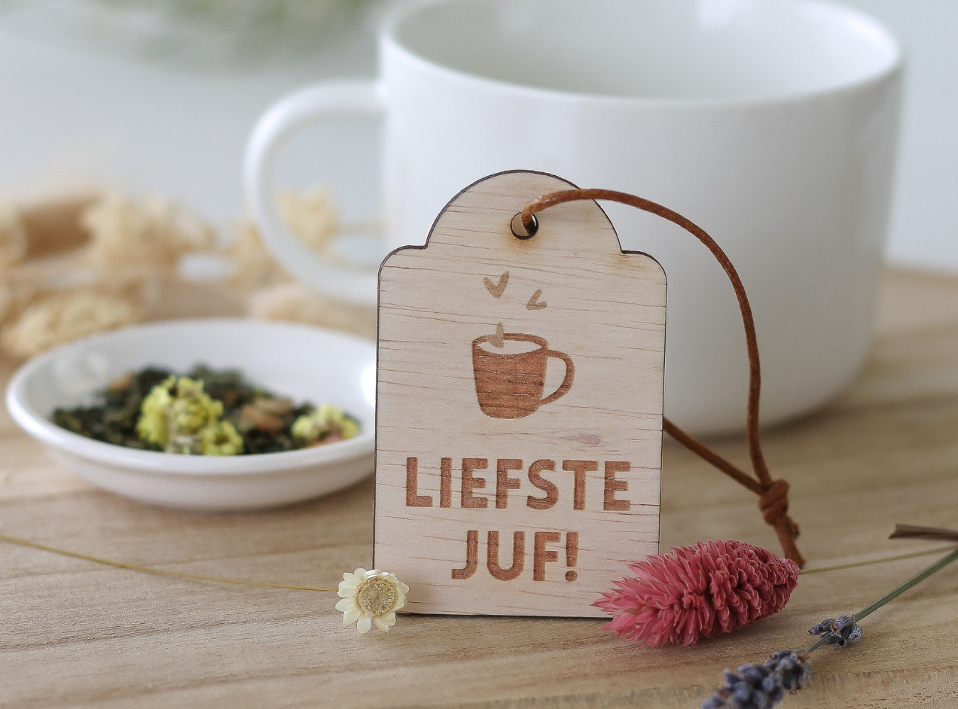 Een houten hanger met liefste juf als bedankje voor de juffen
