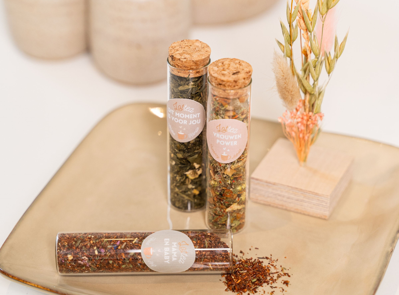 Thee gift met thee in buisjes gevuld met verse thee in verschillende smaken