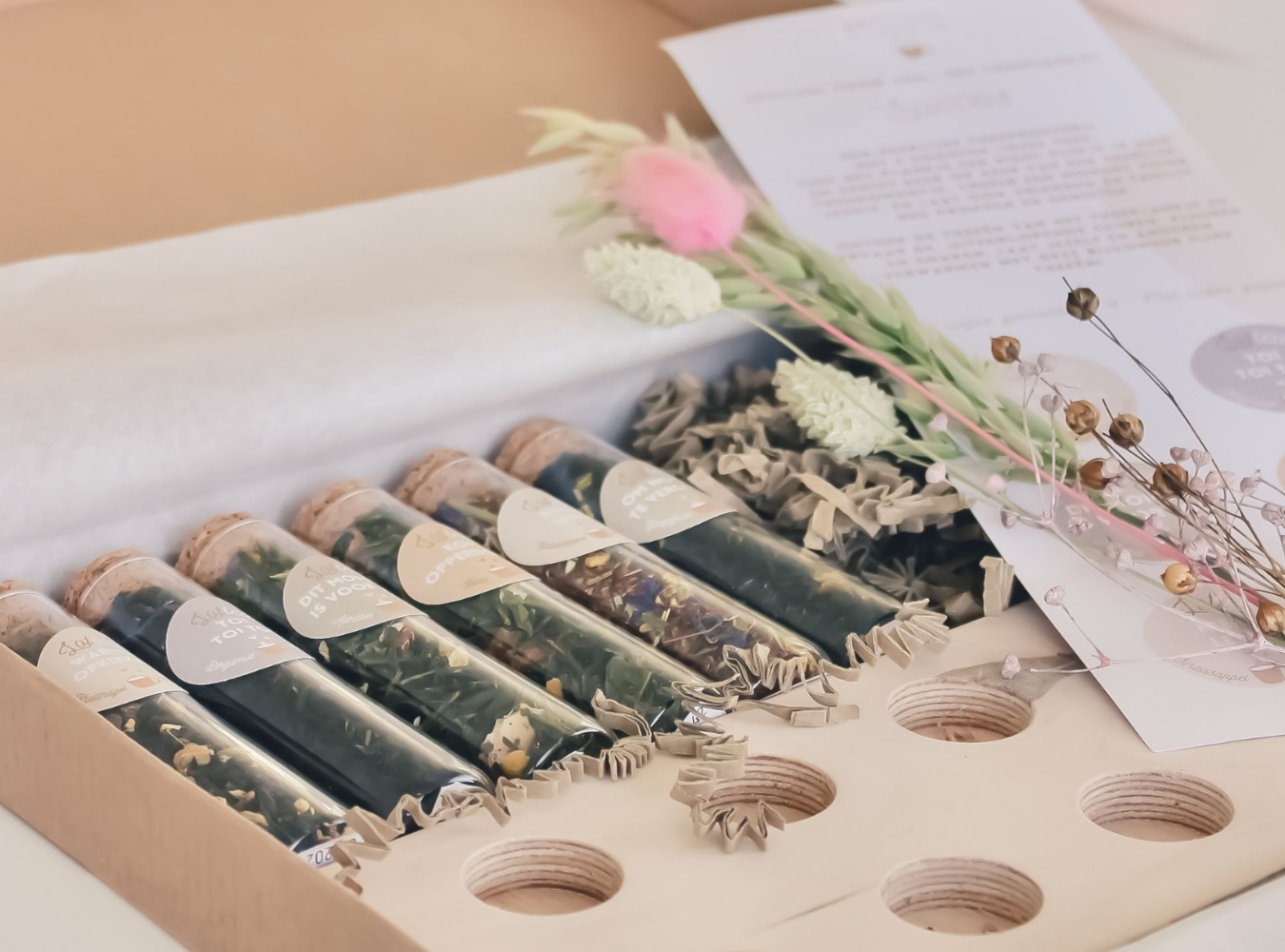 Thee gift set met kleine thee buisjes met verse thee