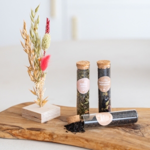 Lottea Giftset Knuffel voor jouw, drie buisjes met verse thee en een setje droogbloemen.