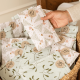 Heel veel cadeautjes bij elkaar met allemaal een nummer erop. En een hand die een cadeau met nummer 19 vasthoudt. Het is een adventskalender met 24 cadeautjes voor de kerst.