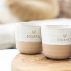 Lottea Theemok aardewerk met hoera erop