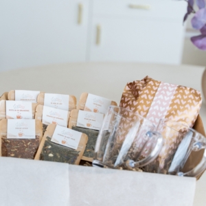 Seizoensbox Speciaal Lentekriebels, verschillende zakken thee en twee Lottea Theemokken ebrij