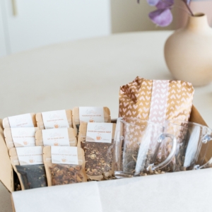 Seizoensbox Speciaal Winterspecials, verschillende zakken thee en twee Lottea Theemokken ebrij