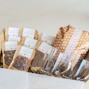 Seizoensbox Speciaal Herfstmoment, verschillende zakken thee en twee Lottea Theemokken ebrij