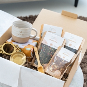 Giftbox Super Deluxe Hiep Hiep Hoera, een cadeaupakket met thee, een theemok, een theezeefje en een thee maatlepel.