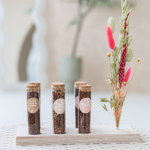 Een theeplankje met zes buisjes met verschillende smaken verse, Rooibos thee, te bestellen bij hettheeplankje.nl