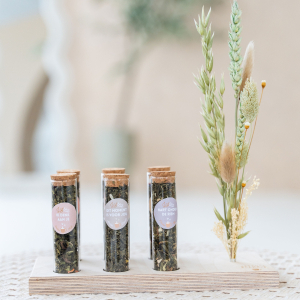 Een theeplankje met zes buisjes met verschillende smaken verse, groene thee, te bestellen bij hettheeplankje.nl