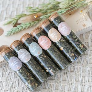 Een theeplankje met zes buisjes met verschillende smaken verse, groene thee, te bestellen bij hettheeplankje.nl