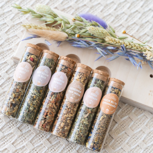 Een theeplankje met zes buisjes met verschillende smaken verse, kruiden thee, te bestellen bij hettheeplankje.nl