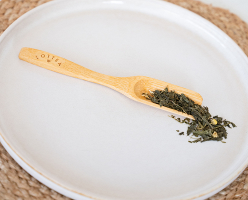 Lottea Thee Maatlepel met verse thee erop.