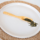 Lottea Thee Maatlepel met verse thee erop.